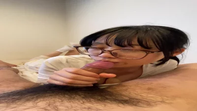 超反差眼镜妹吞精，顺便调教强制深喉、舔肛