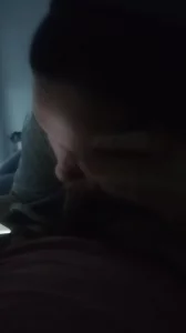 老板送外卖去了，老板娘在后厨帮忙吹萧