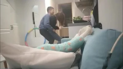 趁哥哥不在家拿下嫂子嫂子一开始还不从后面操爽了还要