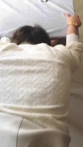 偷情老乡的老婆衣服都没脱最后内射