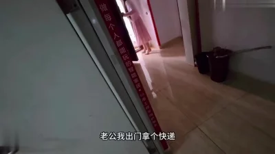 小朱老师骗他老公出门取快递天台偷情带回精液让他老公添