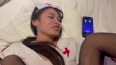 反差护士边挨操边给舔狗男打电话撩骚