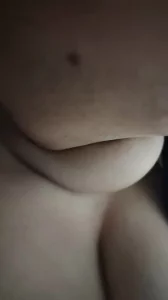 继续分享老婆奶子，吃了几口，她就淫叫了