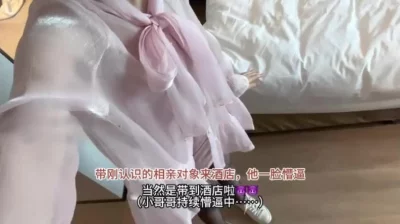 代替闺蜜出来相亲，小哥哥长得太帅了只好和他直奔酒店了