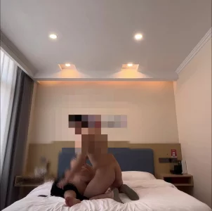 酒店强推按摩店老板娘，插入后主动配合，高潮喷水特别多后入非常爽